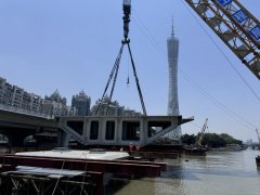 广州黄埔涌步行桥首片钢梁架设成功